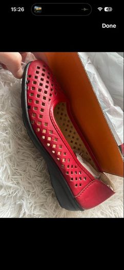 1,000  pairs of women's shoes