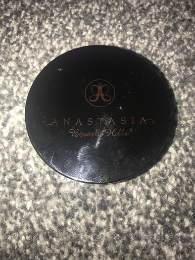 Anastasia Beverly Hills the very popular highlighter in SO HOLLYWOOD