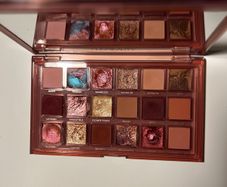 Huda Beauty Naughty eyeshadow palette