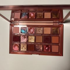 Huda Beauty Naughty eyeshadow palette