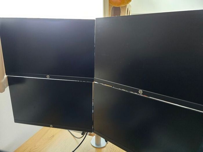 4x computer screens plus stand