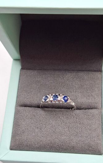 18ct white gold blue sapphire and diamond ring size R