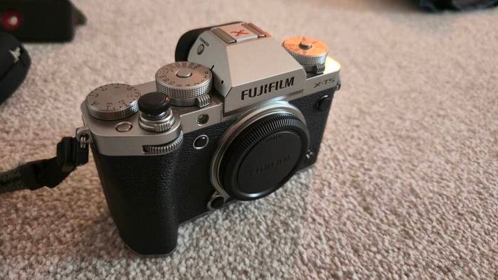 Fujifilm X-T5 Silver - Mint Condition - Low Shutter Count + Extras