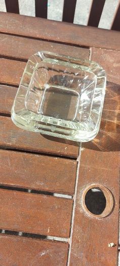 Guinness vintage heavy pressed glass ashtray,,,collectors item, unusual with clear glass ,guinness logo on the 4 sides ,,see pictures for condition, sold as seen ,