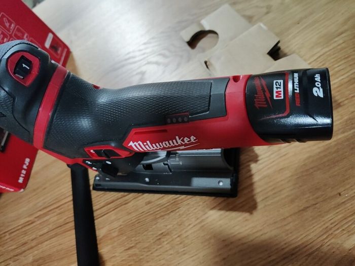 Milwaukee Jigsaw M12 FJS with 2A battery