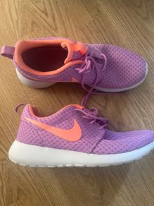 Size 5 Niki Trainers/ Runners