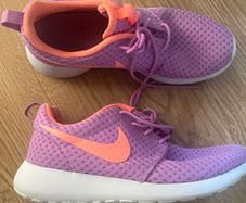 Size 5 Niki Trainers/ Runners