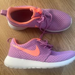 Size 5 Niki Trainers/ Runners