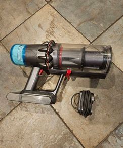 Dyson V15 SV22 main unit and charger