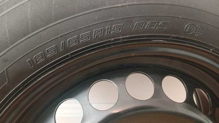 Dunlop 185/65R15 spare wheel with jack and brace
