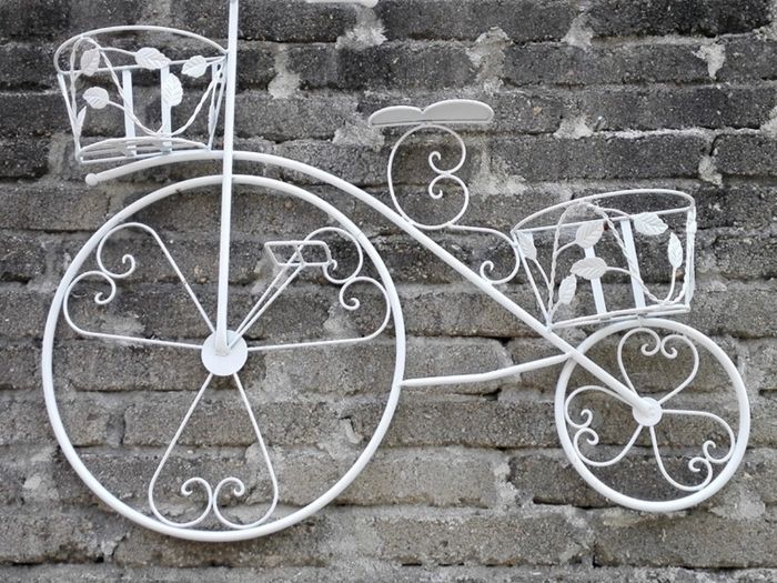 Bike planter on the wall