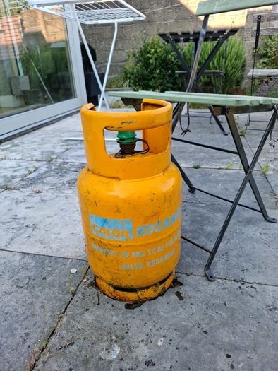 Calor Gas Cylinder ( Small one 6kg) mostly full