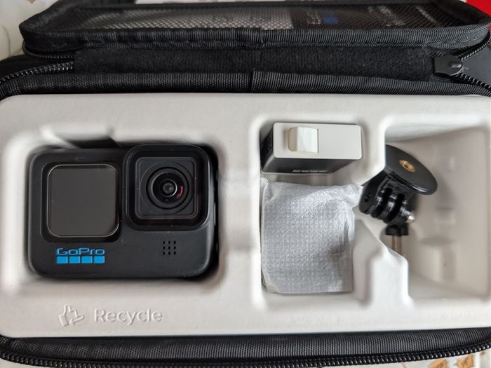 GoPro HERO11 Black 5.3K + Extras (2 Batteries, CPL Filter, Mounts)