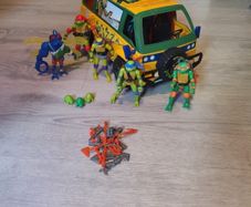 TMNT Mutant Mayhem - Van and figures