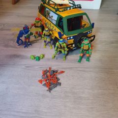 TMNT Mutant Mayhem - Van and figures