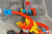 Hot Wheels City pizza slam cobra attack &amp; Super City Twist Tyre Shop