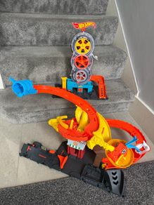 Hot Wheels City pizza slam cobra attack & Super City Twist Tyre Shop