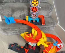 Hot Wheels City pizza slam cobra attack & Super City Twist Tyre Shop