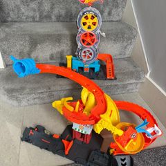 Hot Wheels City pizza slam cobra attack & Super City Twist Tyre Shop