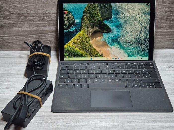 Microsoft Surface Laptop (1769) i5-7300U 8GB RAM 256GB SSD Windows 11
