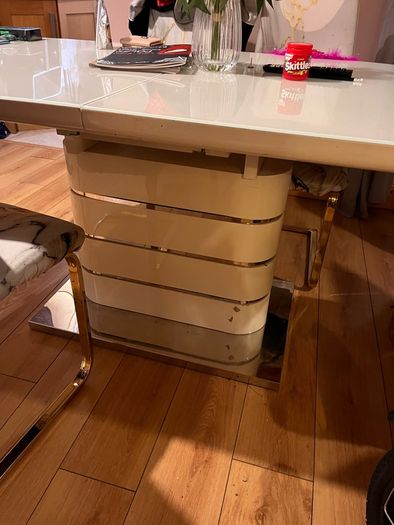 Extendable table and 5chairs free to take away
