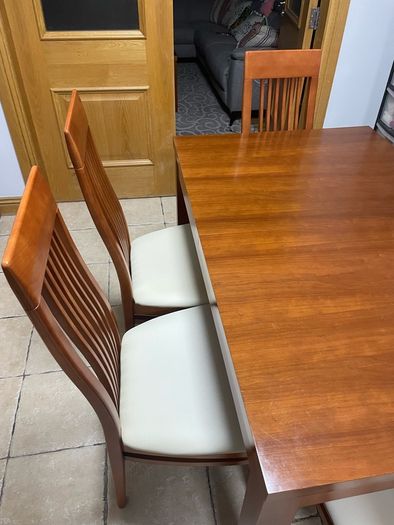 Kitchen dinning table and 6 chairs