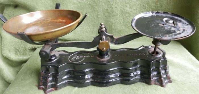 Vintage Libra Scale Co. Made In England Black & Gold Balance Weighing Scales Kitchen Baking Cast Iron Brass Metalware Heavy Antique