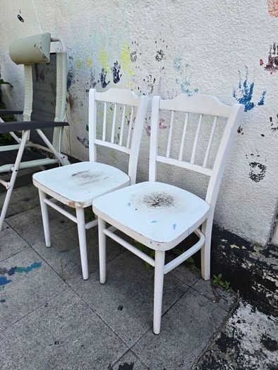 2 white chairs