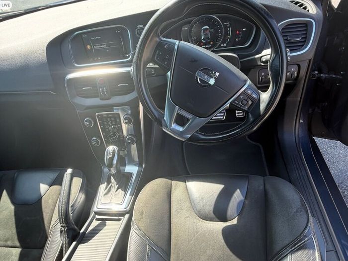 Volvo (2014) V40 D3 R-design Automatic  161k Km