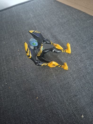 Ben 10 articulated alien 4 inches