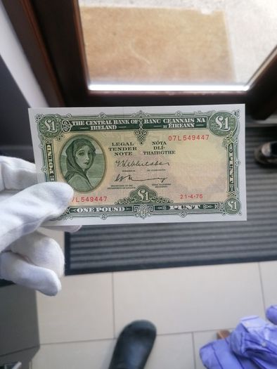 UNC 1975 Irish One Pound Banknote
