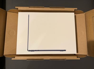 MacBook Air 15-inch M4 CHIP 2025 16/256GB (IRISH STOCK)10-Core CPU/10-Core GPU Brand New Sealed 1 year Apple Warranty RECEIPT.