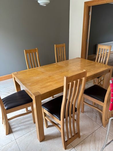 Dining table with 6 matching seats