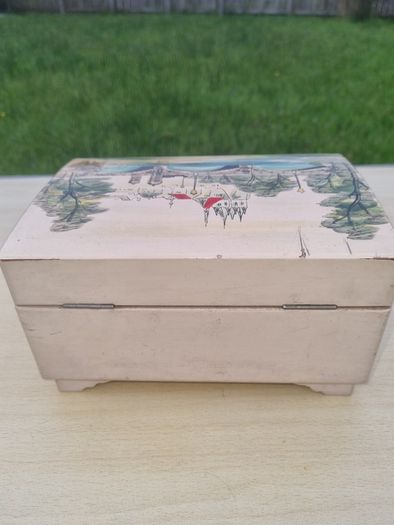 Antique Japanese music box with jewelry box from the 1960s.