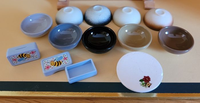 Dolls house miniatures / accessories - kitchen essentials