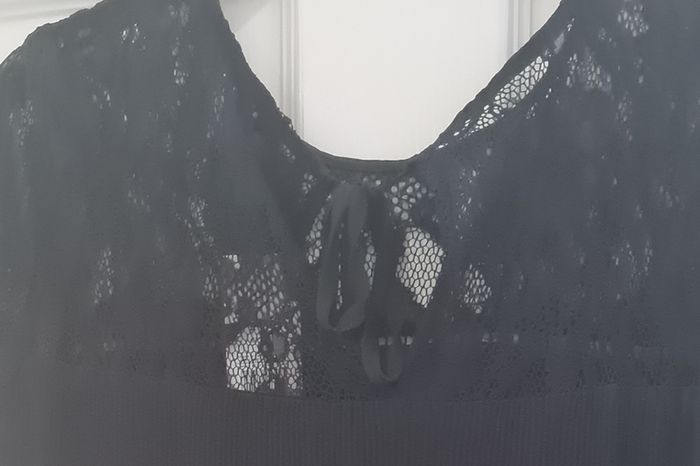 PLUS SIZE (22) Black Lace & Pleat Top. New