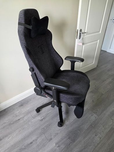 Secretlab Titan gaming chair with footrest - grey fabric