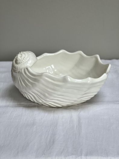 Shell shaped bowl