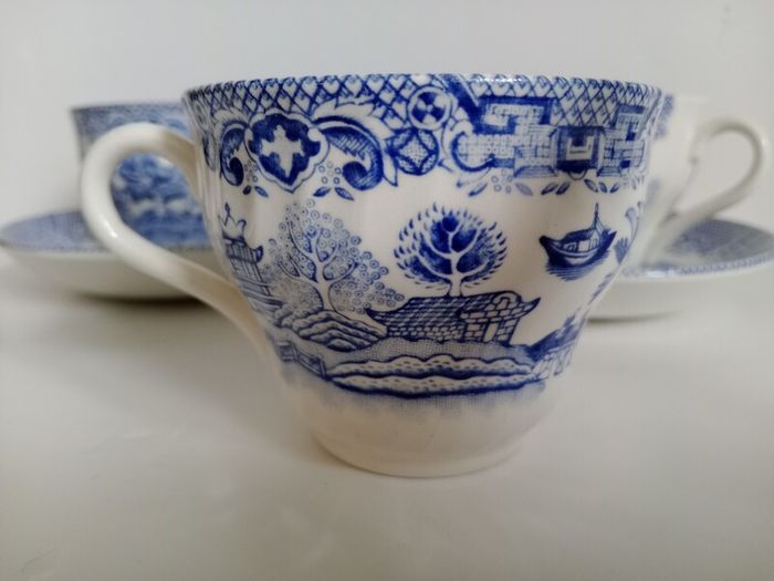 vintage willow cups, saucers and bowl, blue willow cups
