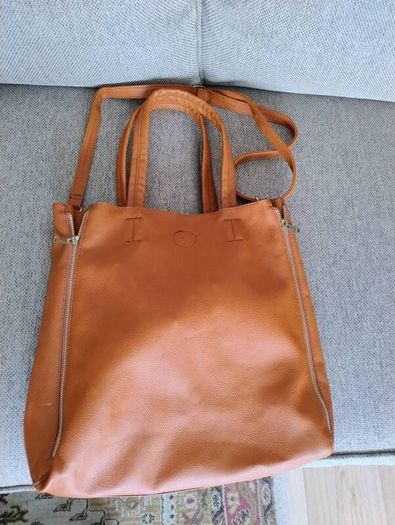 Large Tote Handbag new with smaller inner bag with adjustable and interchangeable shoulder strap in excellent condition with no issues and new and never used FREE STANDARD POSTAGE INCLUDED