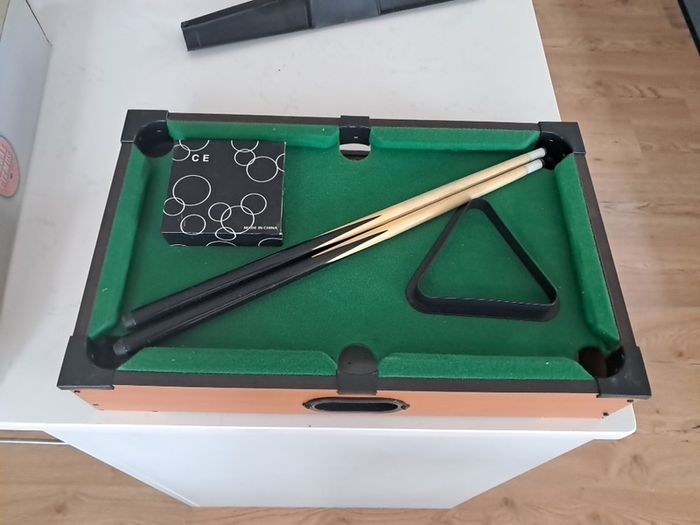 Table top pool table