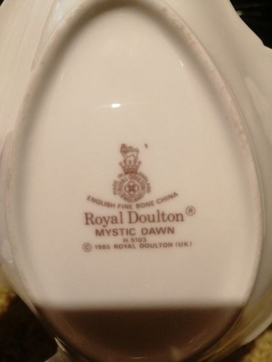 beautiful vintage leaf design trinket dish from Royal doulton