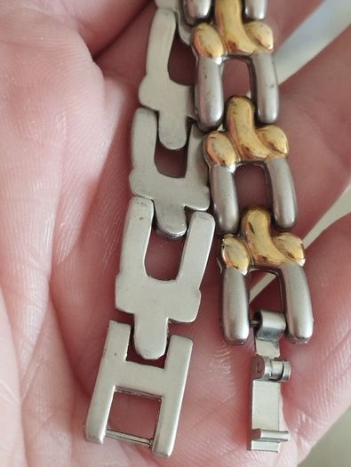 Two-tone metal bracelet.
