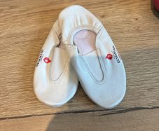 Gymnastics shoes