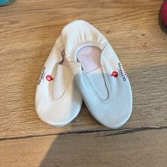 Gymnastics shoes
