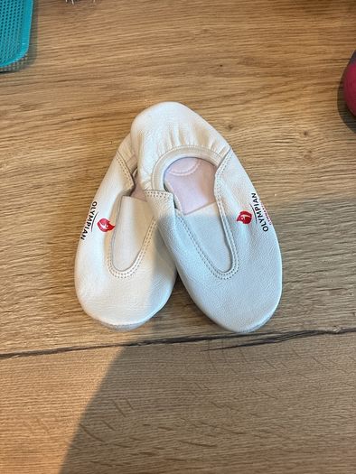 Gymnastics shoes