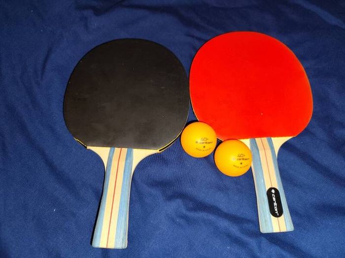 Table tennis paddle and balls