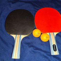 Table tennis paddle and balls