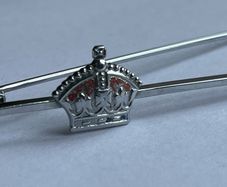 bar brooch