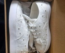white runners girls with Pearls